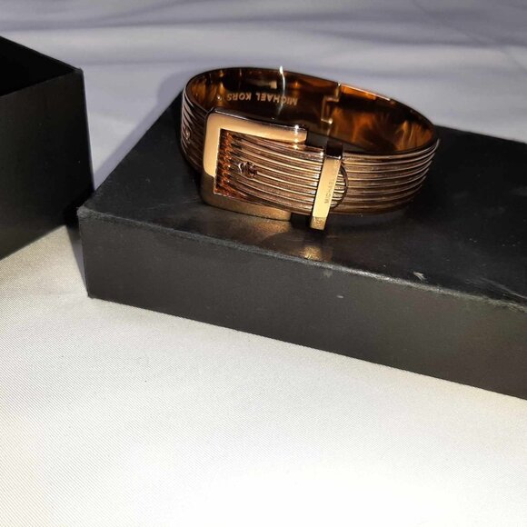 Michael Kors bracelet in a belt design. - Picture 1 of 6